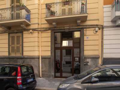 Superiamo l�ingresso di una palazzina del 1923...